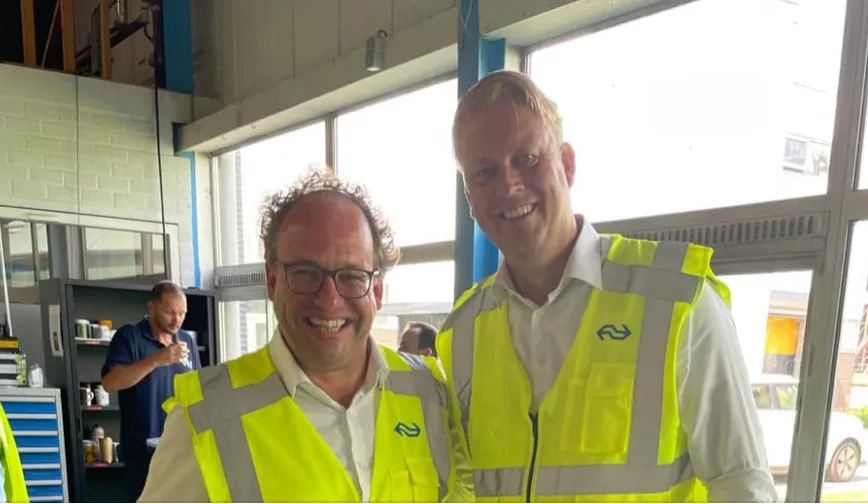 President-directeur NS bekijkt bouw woningen bij spoor